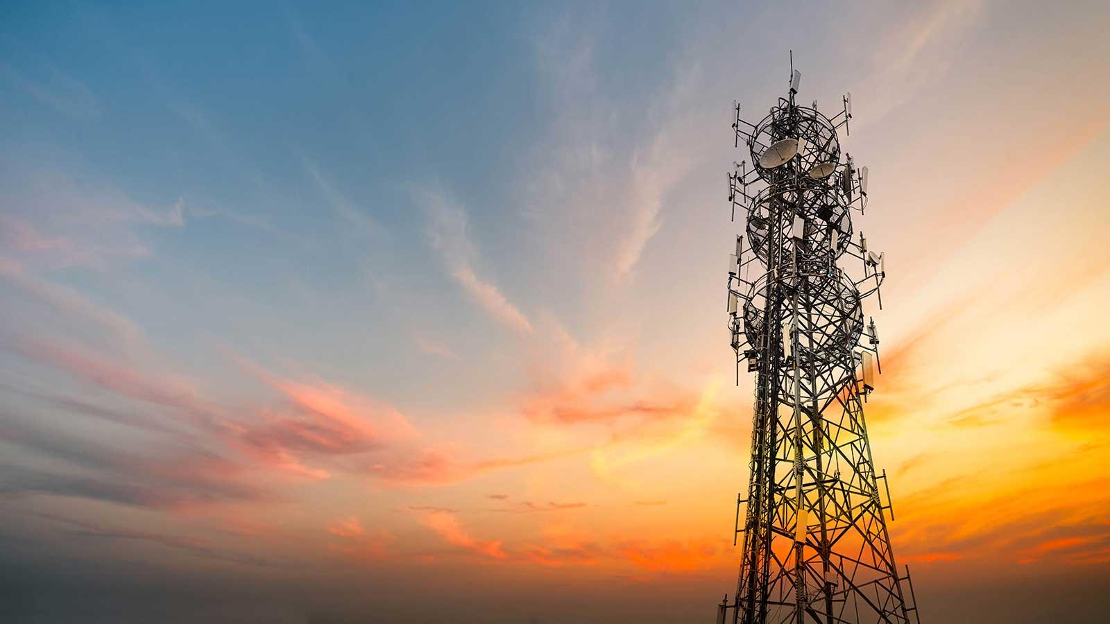 Communications tower at sunset representing Electrical 工程 programs at Clarkson University